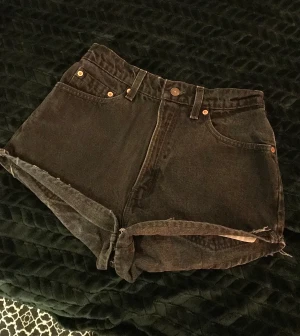 Jeansshorts - Svarta vintage jeansshorts av märket Levi's. Ca 70 cm omkrets i midjan.
