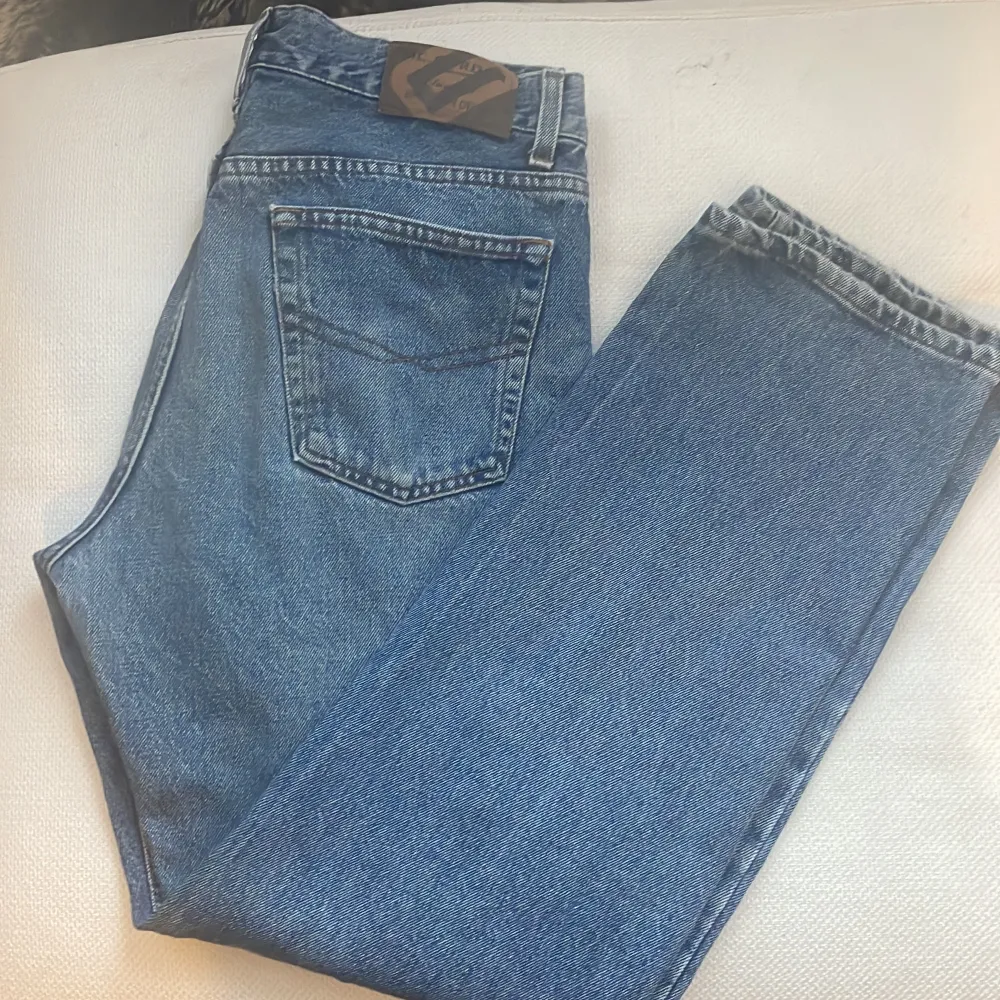 Säljer ett mina Blåa jeans från mc. Gordon för jag aldrig använder dom, dom är mid Waits o raka i benen, köparen står för frakten . Farkut & Housut.
