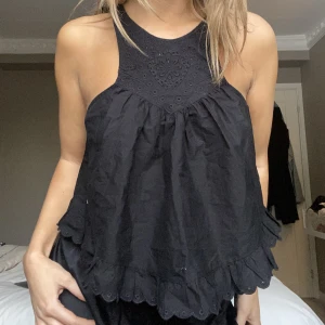 Festtopp - Fin festtopp med najs unik skärning som passar till jättemånga olika occasion! 