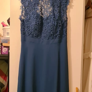 Balklänning säljes - Aldrig använts.  Storlek:  EUR 44