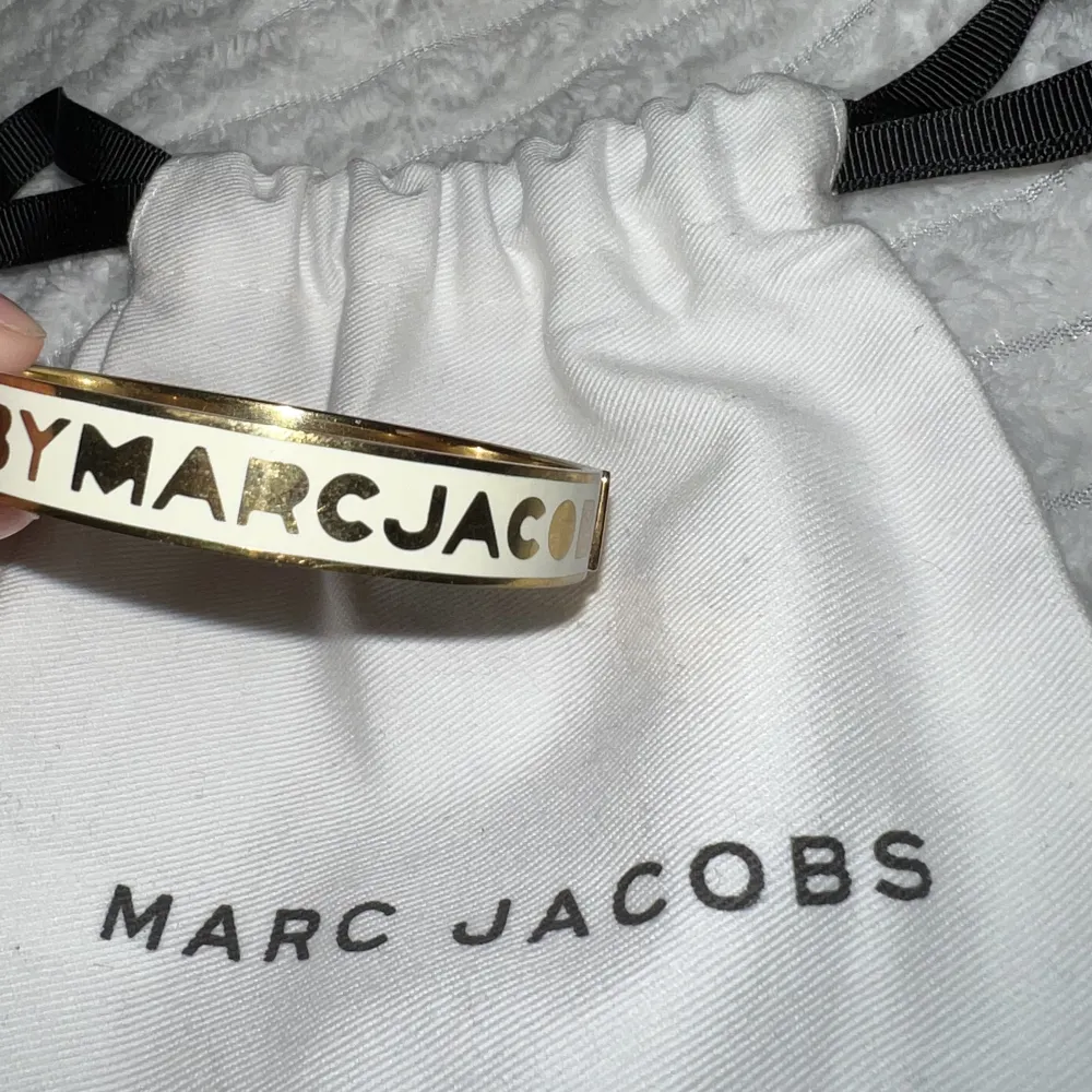 Marc Jacobs arm ring. Aldrig använt pga för stor. Jätte fint och går att bära till allt! Äkta såklart. Pris kan diskuteras.. Accessoarer.