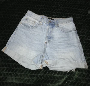 Jeansshorts - Blå jeansshorts i storlek S men passar mig strl M. Ca 80 cm omkrets i midjan.