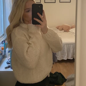 Stickad tröja  - Denna vita stickade tröjan är till salu! En väldigt skön tröja med bekvämt material, tröjan är mjuk och sticks ingenting!🤍