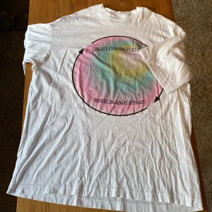 Oversize t-shirt - Ett års gammal t-shirt nästan helt oanvänd. Storleken är xs men modellen är oversize.