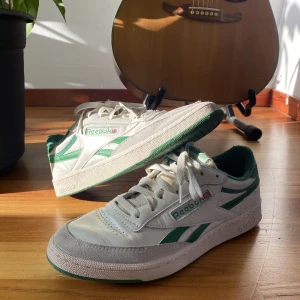 Reebok Club C Revenge Vintage - Reebok-skor med gröna detaljer. Mycket sparsamt använda. Nypris 1100 kr. Storlek 42 1/2 Cond: 9/10