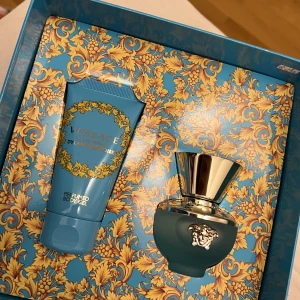 Versace parfym och body gel - Säljer helt oanvänd set från Versace.  Parfym och body gel som ingår.aldrig använd.   Öppnad bara för ta bild: Allt är nytt.  Säljer pga att inte kommer till användning:   Tar emot Swish  Frakt står köpare för själv 