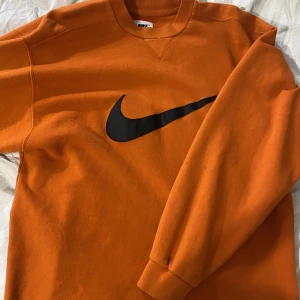 Nike tröja  - Retro Overzised Nike tröja i stark orange. Skriv om det är någon fundering eller fler bilder💗💗💗
