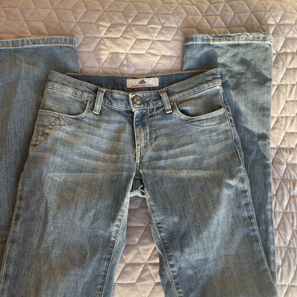 Low waist fornarina jeans, säljer då de blivit för korta på mig- 173cm🙌🏼 Älskar tvätten och superfint skick!! (Liten i storleken) Midjemått: 71 cm/ Innerbenslängd: 80 cm🫶🏼 Var riktigt trendiga i slutet av 90-talet. Jeans & Byxor.