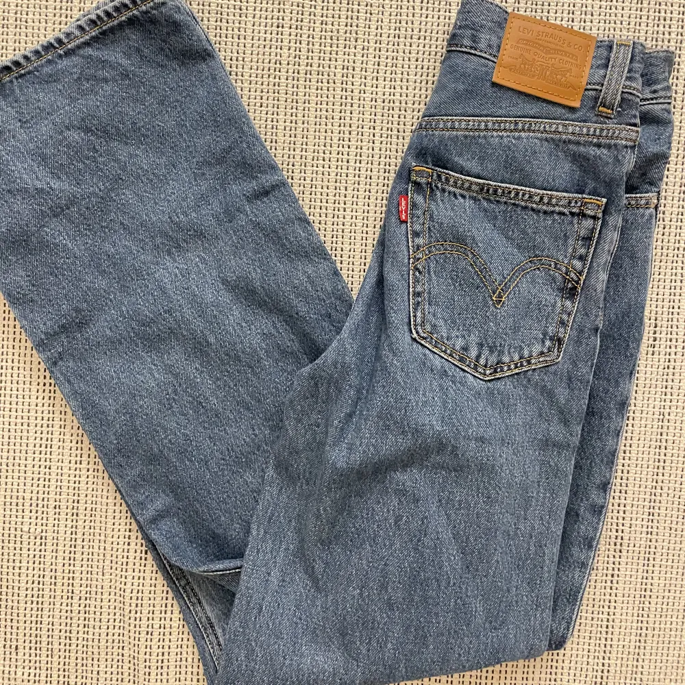 Levis jeans i bra skick. Köpta för 1250kr, säljs för 250kr+frakt. Storlek 23. Modell; High Loose. Jeans & Byxor.