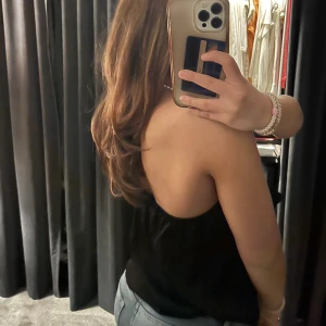 svart volangtopp  - Jätte söt svart volang topp från zara😍 superfina detaljer pärlband vid halsen.