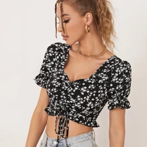 Shein topp - Svart topp med blommönster i storlek M men passar XS/S då den är liten i storleken. Aldrig använd.