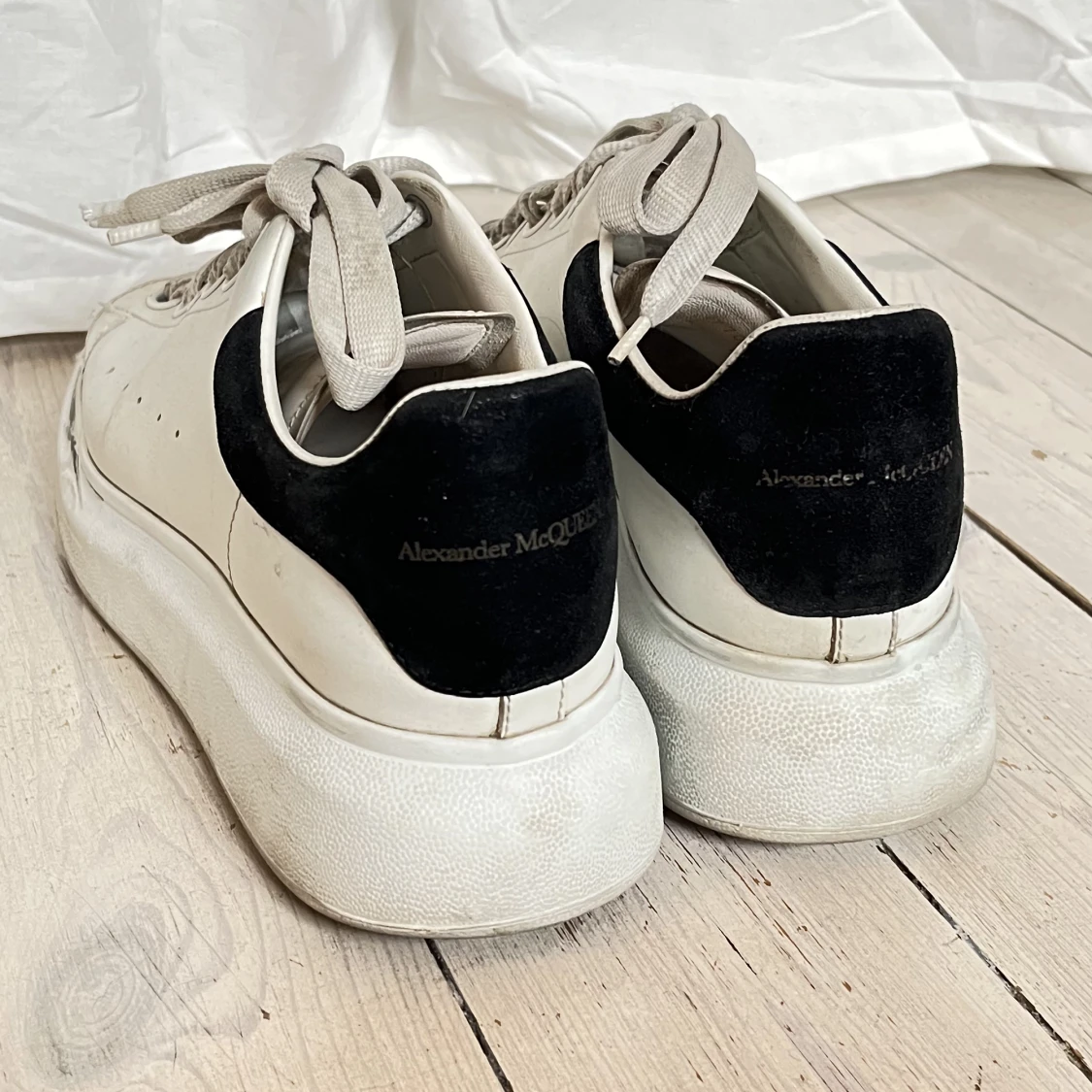 Alexander McQueen Sneakers Vita Svarta Äkta