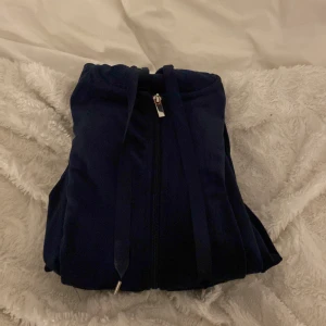 Zip up hoodie - En Gina tricot tröja i mörkblå!