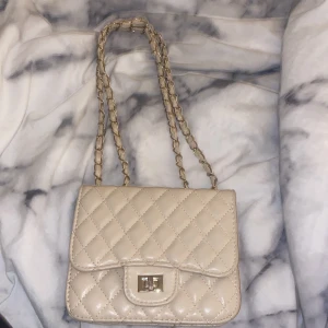 ljusbeige väska  - ljusbeigevit axelväska i bra skick 