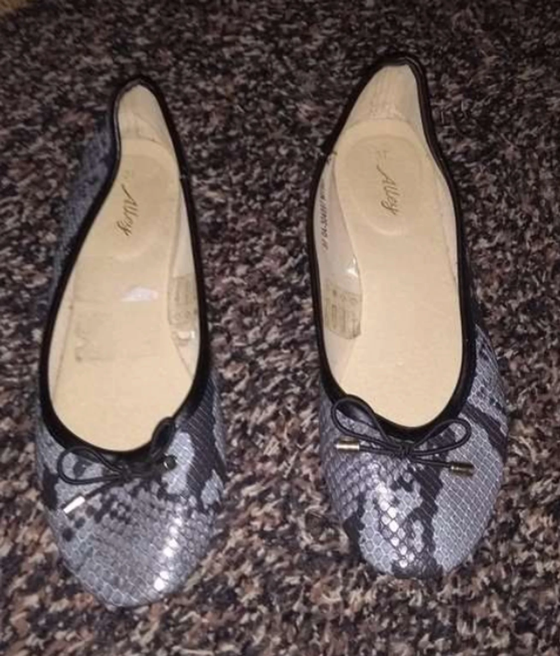 Fina tjej skor.Stl 37 står för frakten 