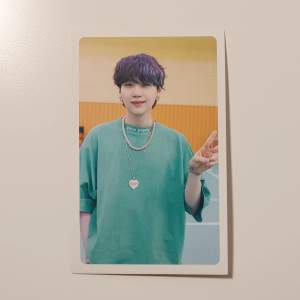 🌸BTS🌸 Bts lomo card Butter: Suga. I nyskick och superfin, passar till att ha i genomskinliga mobilskal eller som dekoration av ditt val. 20 + frakt💕 Ej pc. Skickar bild innan jag postar. Frakten för icke spårbar: 15 kr