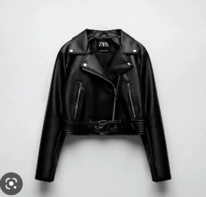 Skinnjacka  - Hej jag säljer min skinnjacka från zara som är kort. Kan skicka fler bilder vid önskan😍den är i storlek s men sitter fint på mig som har xs