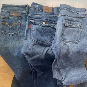Lågmidjade jeans - DE TILL VÄNSTER FINNS KVAR (DIESEL) Säljer dessa tre par assnygga lågmidjade!!! jeans i varsin separat annons på min profil. Alla i ungefär strl S, se annonserna för mer info. Vill få dem sålda så hör av er genast om ni vill köpa! Märken diesel o levi’s