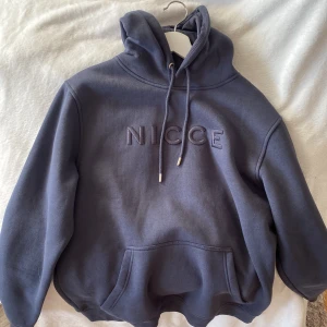 Nicce huvtröja  - Storlek M. Använd Max 1 gång