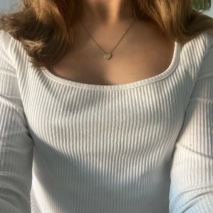 Söt tröja  - Säljer denna basic men söta tröja i storlek s men passar både xs och m, 🤍 så söt men använder inte