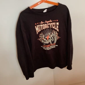 Motorcykel tröja - Säljer denna svarta motorcykel tröja för 50kr. Det är storlek 140 i som är från shein.🖤⭐️