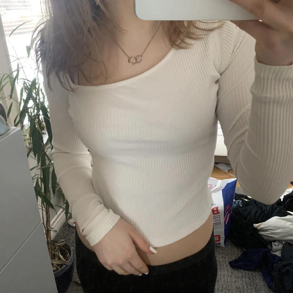 Jättesnygg vit långärmad tröja som går snett🤍 Lite off shoulder känsla. . Toppar.