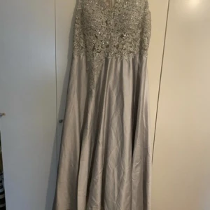 Festklänning, brudtärna  - Använd en gång som brudtärna.  Är som storlek 44. Skickas mot frakt. 