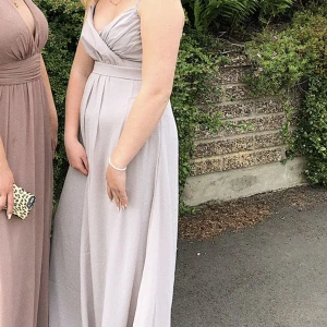 Balklänning  - Säljer min jättefina balklänning och hoppas att nån annan kan bära den. Den är i en beige/grå färg och är bara använd en gång. Skicka för fler bilder!💓