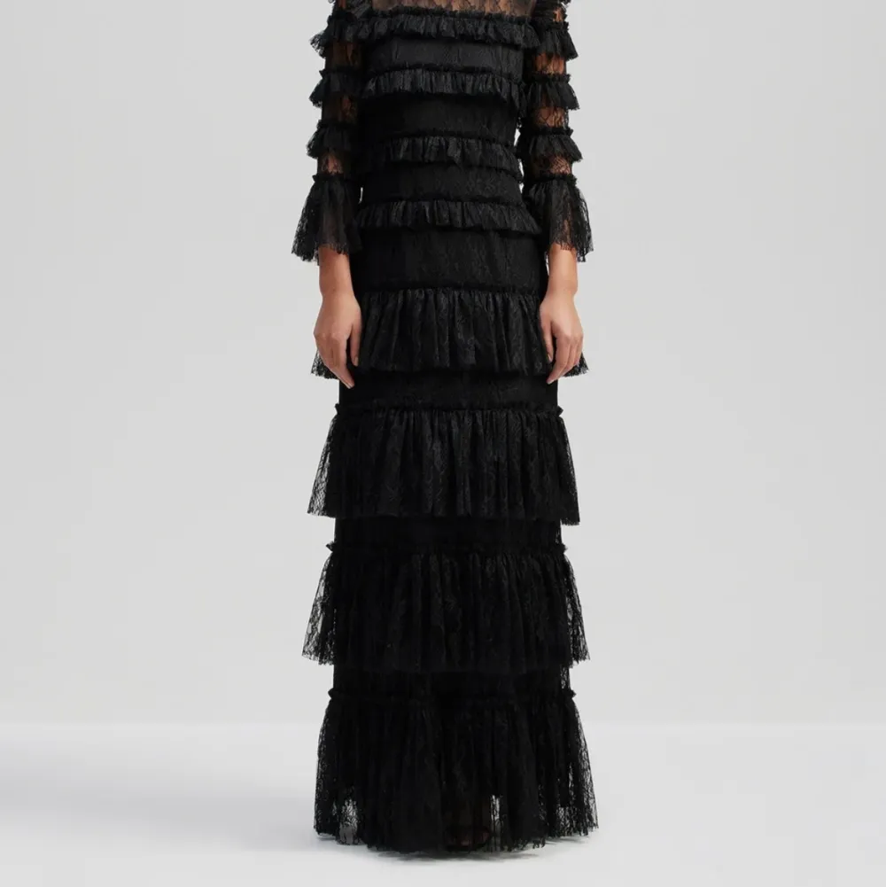 Säljer denna jättefina by malina maxi klänningen i svart, perfekt till balen osv!!  Kan tänka mig gå ner gå ner i pris vid snabb affär! . Klänningar.
