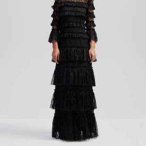 Säljer denna jättefina by malina maxi klänningen i svart, perfekt till balen osv!!  Kan tänka mig gå ner gå ner i pris vid snabb affär! 