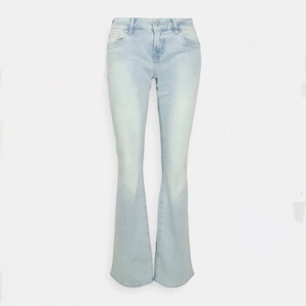 Säljer då dom är lite stora och långa på mig som är 165 lång och vanligtvis har storlek 38 i jeans (i bra skick) 💓💓köparen står för frakten . Jeans & Byxor.