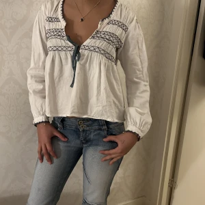 🌊Odd Molly blus🌊 - Skön daglig oddmolly blus med blåa detaljer. Långärmad så man behöver inte ha kofta till och snygg till bla blåa jeans🌊