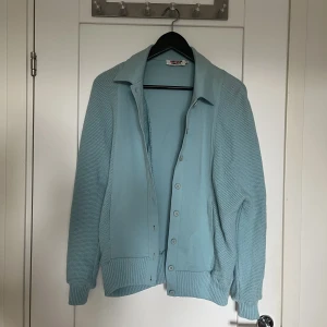 Vintage stickad kofta - Stickad kofta i en fin turkos färg 💙 damstorlek 42. Passar mig som normalt har M!