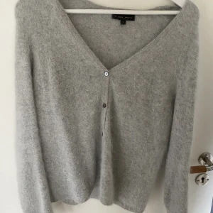 Kaschmir tröja - Grå kaschmir tröja i bra akick