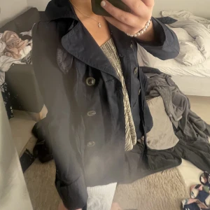 Kappa - Supersnygg kappa från zara men säljer då den är lite liten för mig i armarn😓😓 det är en strök m men skulle nog sitta bättre på en xs/s!!