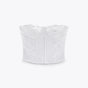 Vit korsett - Snygg somrig korsett från zara i storlek M som passar mig som vanligtvis bär S i toppar. Slutsåld och oanvänd med lapp kvar. Orginal pris: 280kr, mitt utropspris: 100kr eller köp direkt för 200kr! 