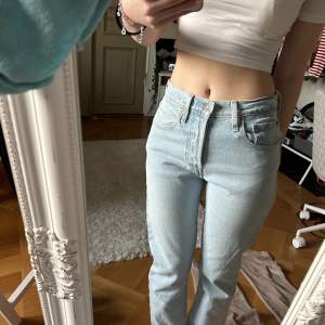 501 jeans från levis. Normal midja och croppade längst ned. St 24 i midja och 70cm från grenen och ned. Väldigt bra skick som nya.