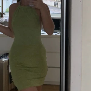 Grön klänning med öppen rygg - Grön halterneck klänning med öppenrygg. 💕 aldrig använd!