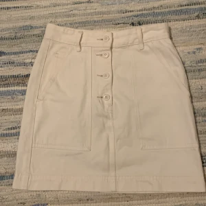 Naturvit jeanskjol - Kjol från Weekday i storlek 34!😊  Välanvänd men i bra skick!  