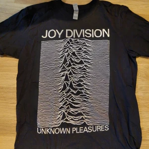 Joy Division bandtröja  - Bandtröja med Joy Division!! Stor i storleken. Använd 1 gång. Trycket har inte krackilerat och kvaliten på tröjan är i toppskick!