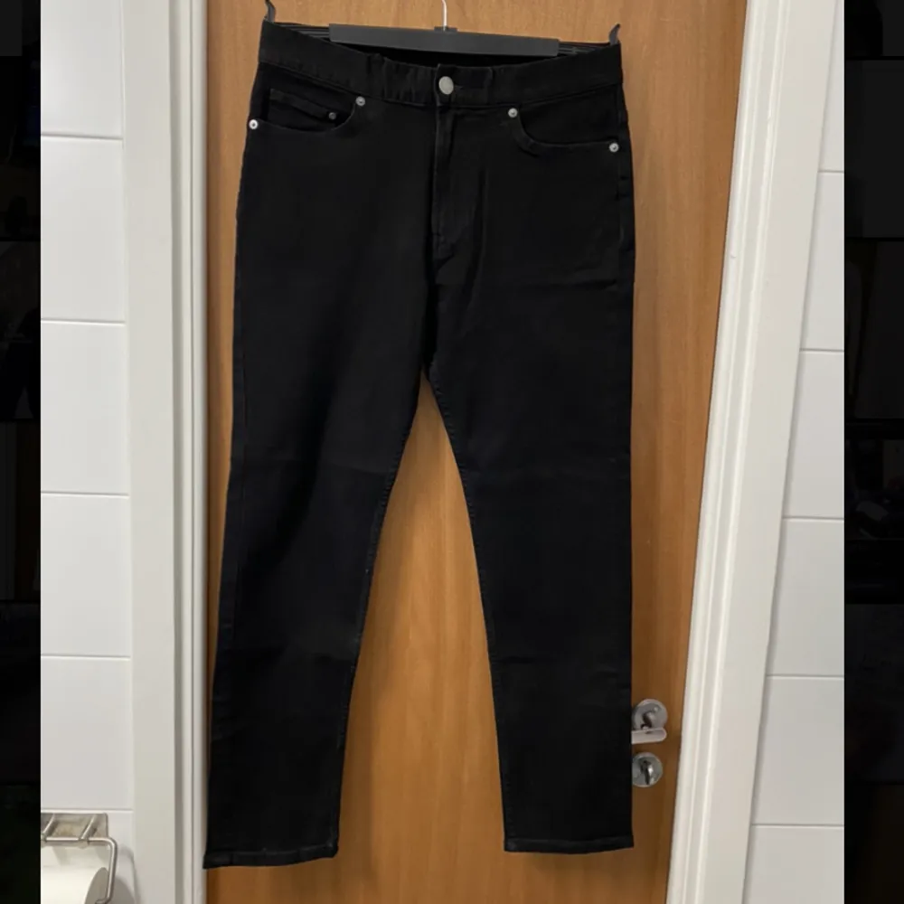 Svarta slim fit jeans, fint skick! Ytterben 98 cm, innerben 71 cm. Jeans & Byxor.