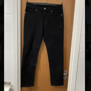Svarta slim fit jeans, fint skick! Ytterben 98 cm, innerben 71 cm