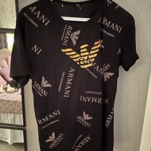 Armani  - Ett litet hål bak där lappen lossnat . 