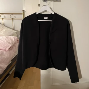 Filippa K kofta  - Fin kofta från Filippa K. Fint skick knappt använd! 