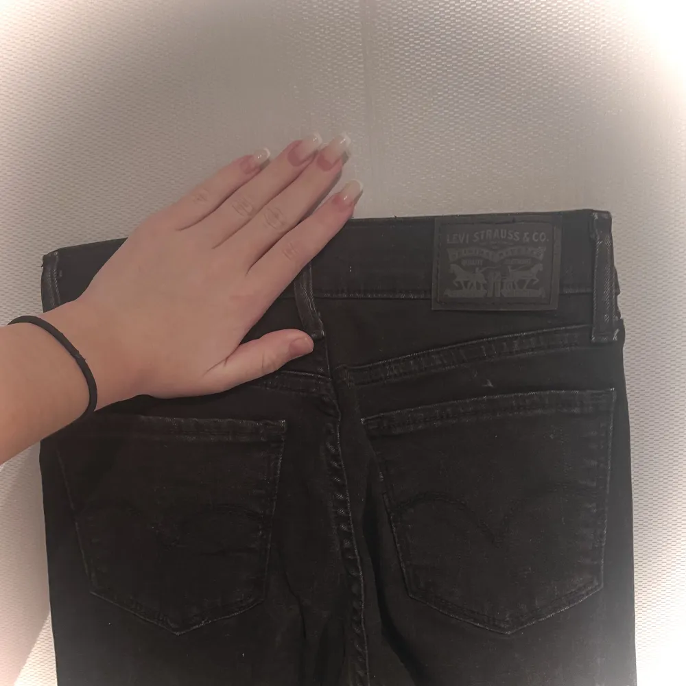 Säljer mina Levis jeans då dom blivit försmå, storlek w25 l30. Har näst intill aldrig använt dem, fina och hela🌸710 super skinny. Jeans & Byxor.