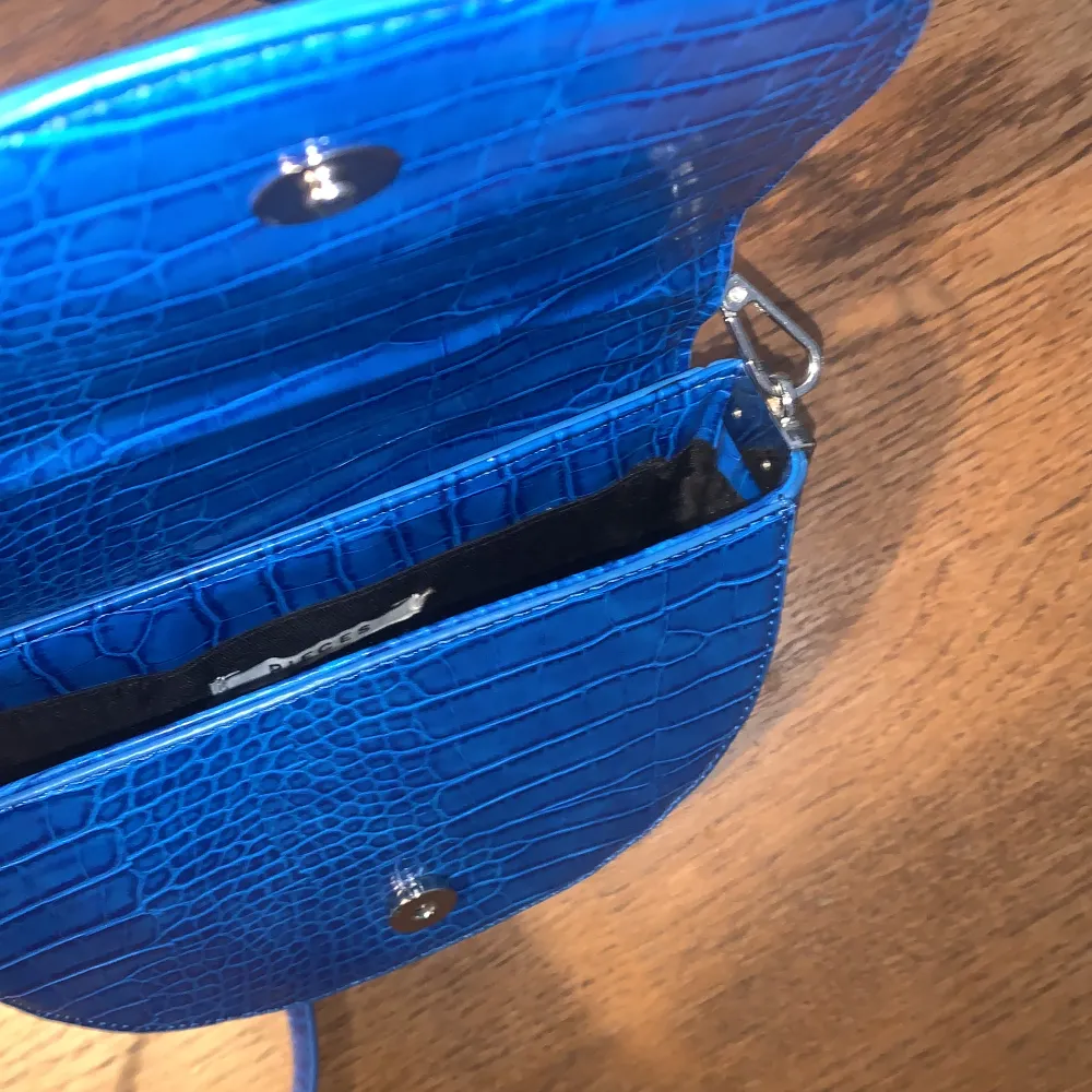 Cool blå väska från märket pieces i bra skick! . Väskor.