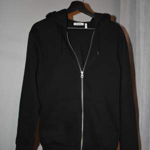 Svart zip hoodie från weekday i storlek xs. Nyskick endast använd ett fåtal gånger 