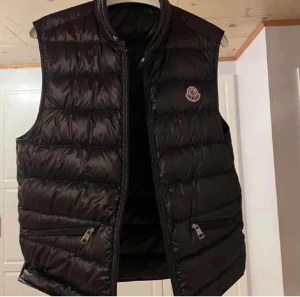 Moncler Gui - Säljer min moncler gui i storlek 2  9/10 inga flaws eller liknande kvitto finns  Pris 3000 (kan diskuteras) Kom priv för fler bilder eller frågor 