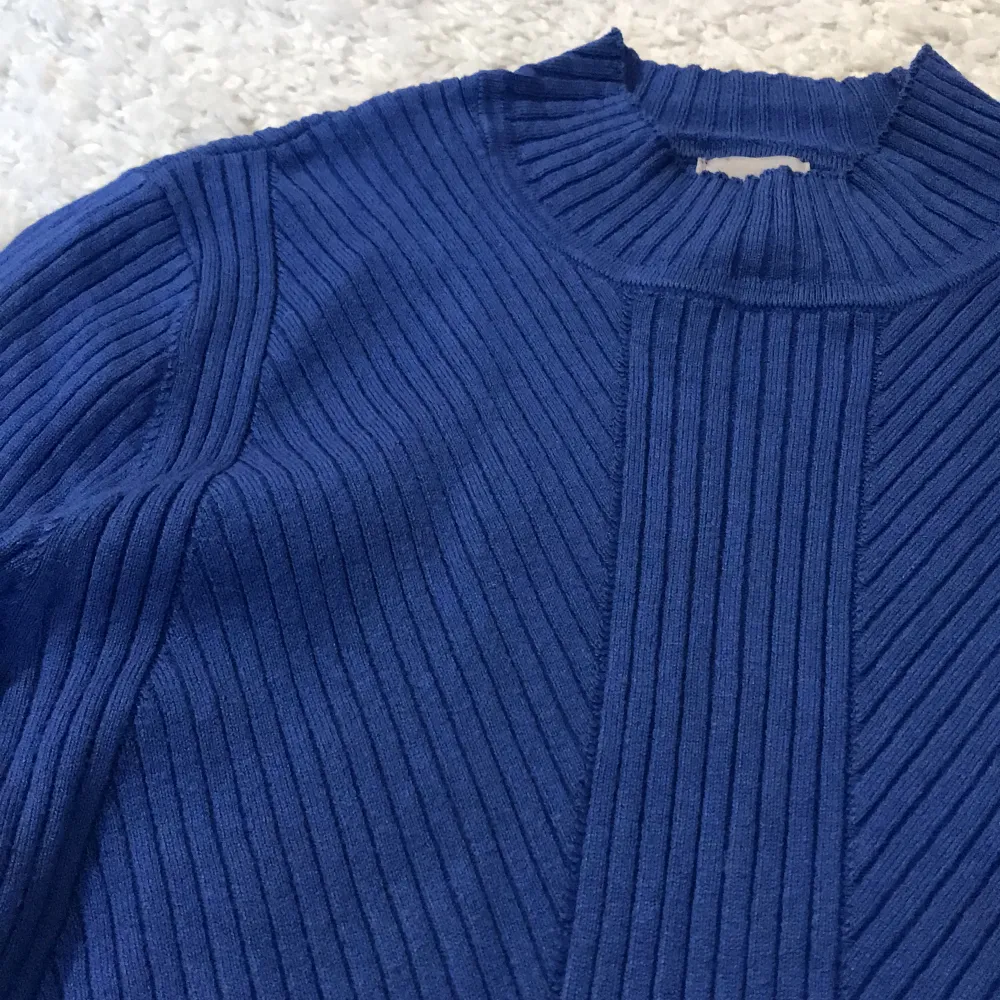 Långärmad tröja från h&m, blå, strl XS, nästan oanvänd😊💕. Tröjor & Koftor.