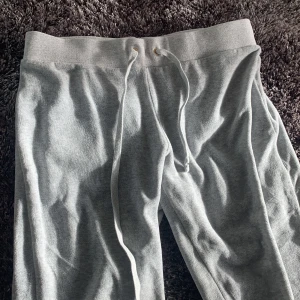 Säljer ett par juicy contour I stolek s - Stolek s. Gamal Model inga fickor framme måste buda❤️